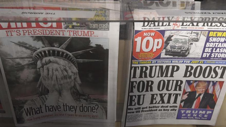 Un quiosc de Londres amb les portades d&#039;alguns diaris recollint la victòria de Donald Trump