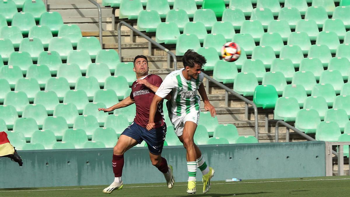 Ángel Bastos pugna por un balón con un rival verdiblanco.