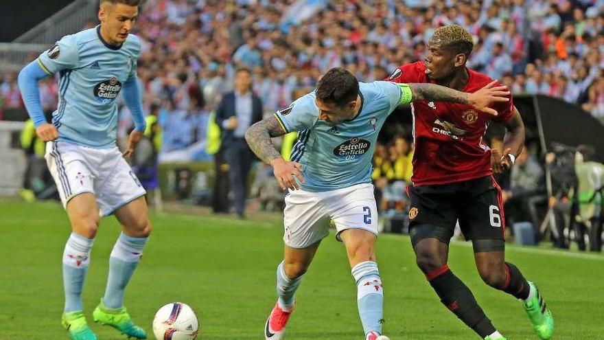 Hugo Mallo, junto a Radoja, frena a Paul Pogba, en el duelo entre el Celta y el Manchester United del pasado jueves. // Marta G.Brea