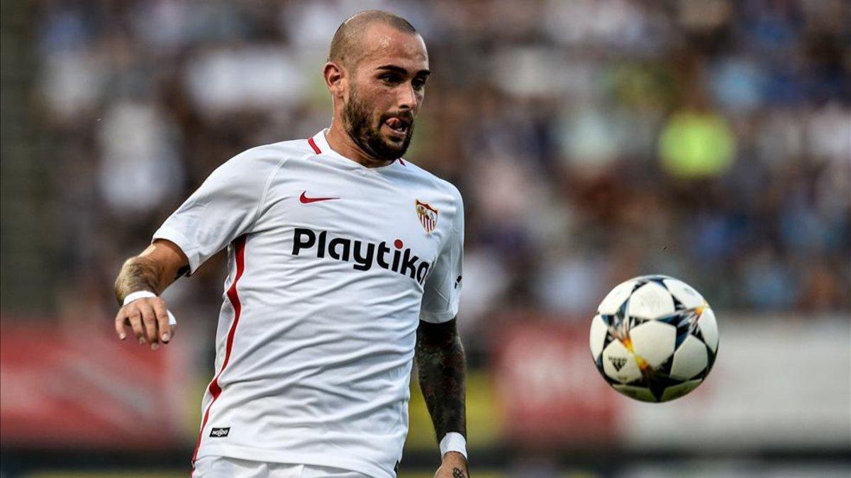 Aleix Vidal en un partido con el Sevilla