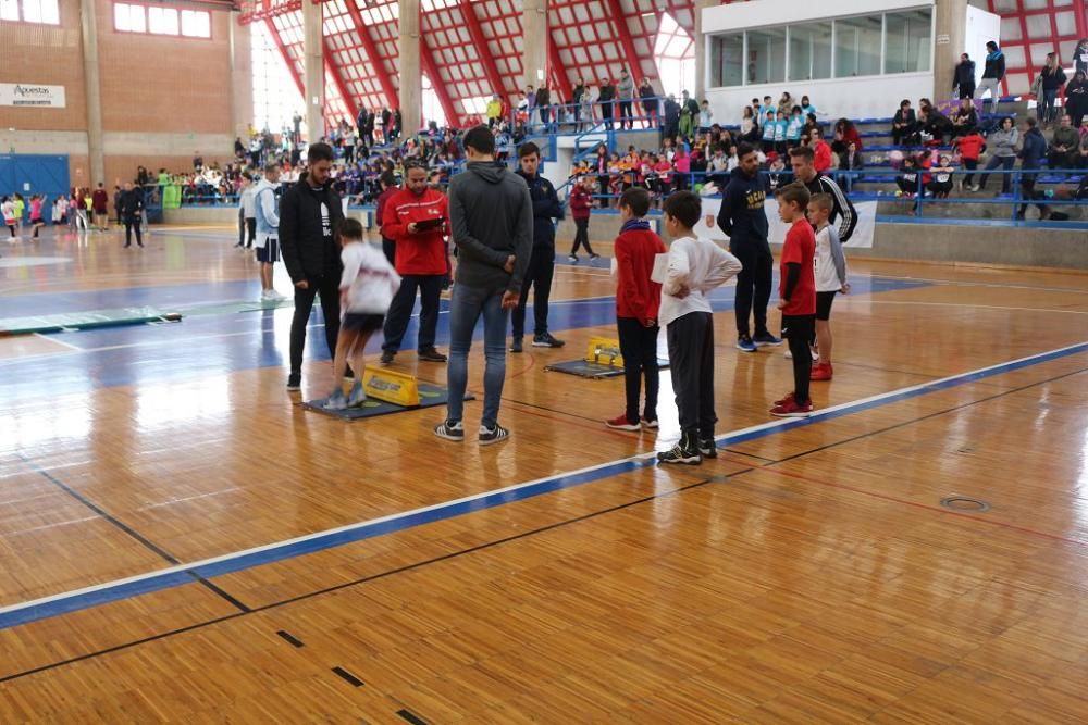 Jugando al atletismo en Alcantarilla