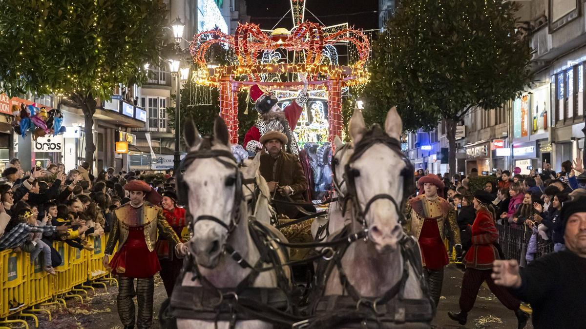 El Rey Gaspar, en su carroza en la cabalgata de Reyes de Oviedo