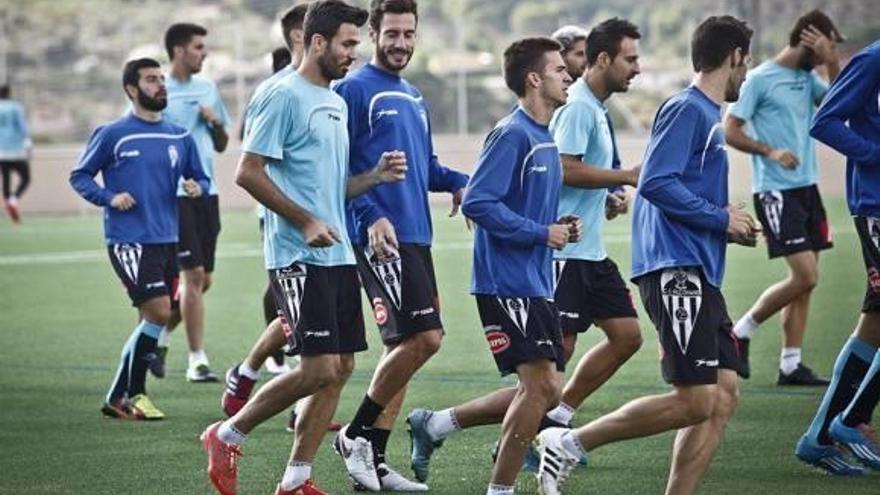 Jony Ñíguez charla con David Torres durante un entrenamiento en Ibi.