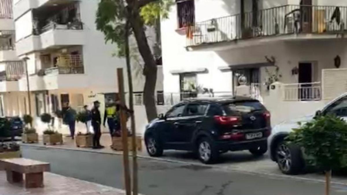 Policías, ayer, ante la casa ‘okupada’.