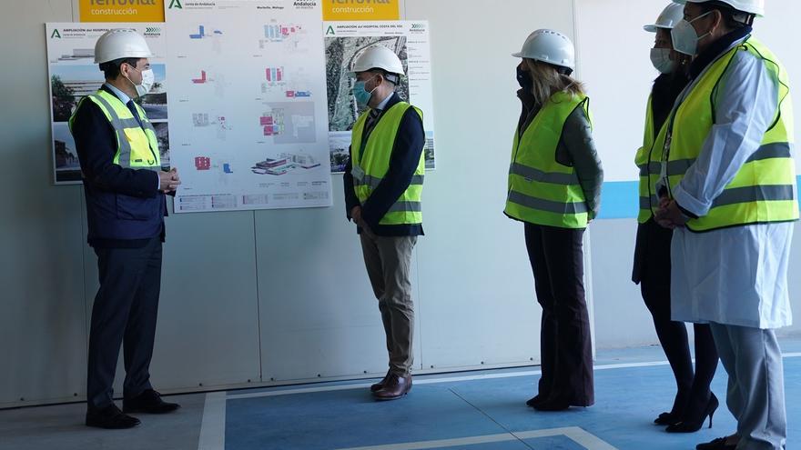 Juanma Moreno, presidente de la Junta de Andalucía, en su visita a las obras del Hospital Costa del Sol