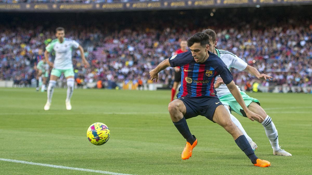 Barcelona 02.05.2023. Deportes. Pedri conduce el balón durante el partido de liga entre el FC Barcelona, Barça, y el Osasuna. Fotografía de Jordi Cotrina