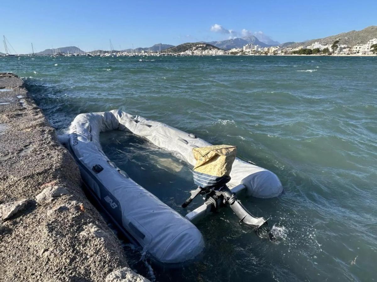 Das Schlauchboot füllte sich mit Wasser und ging teilweise unter.