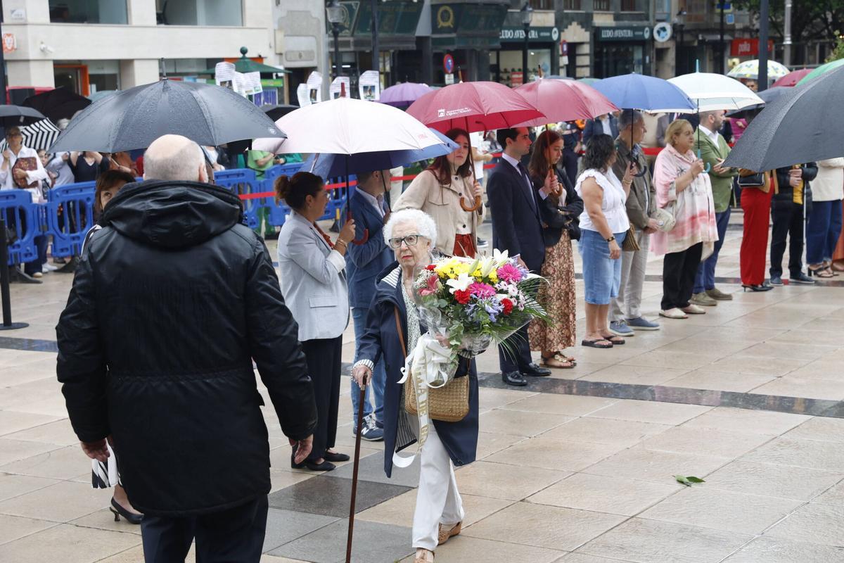 La ofrenda floral a Jovellanos en la plaza del Seis de agosto de Gijón, en imágenes