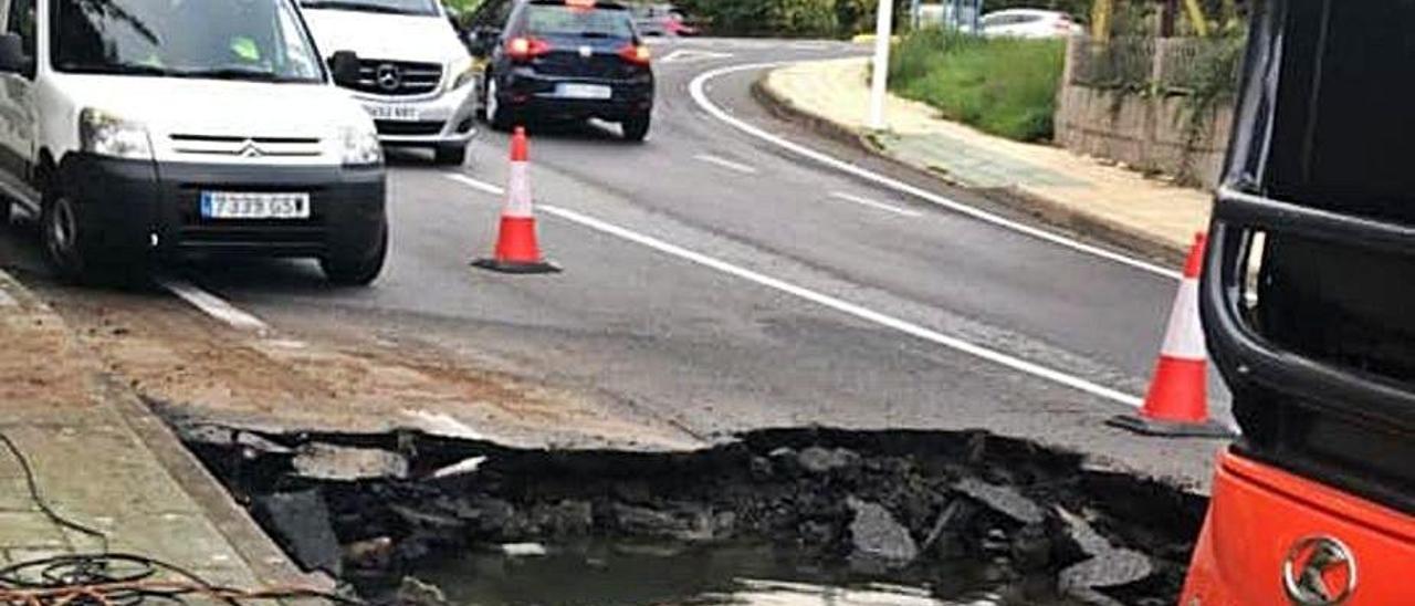 Socavón abierto en O Grove para reparar la avería.