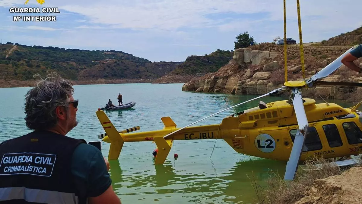 Así ha sido el complicado rescate de un helicóptero hundido en un pantano de Aragón cuando trabajaba en la extinción del incendio en Loporzano