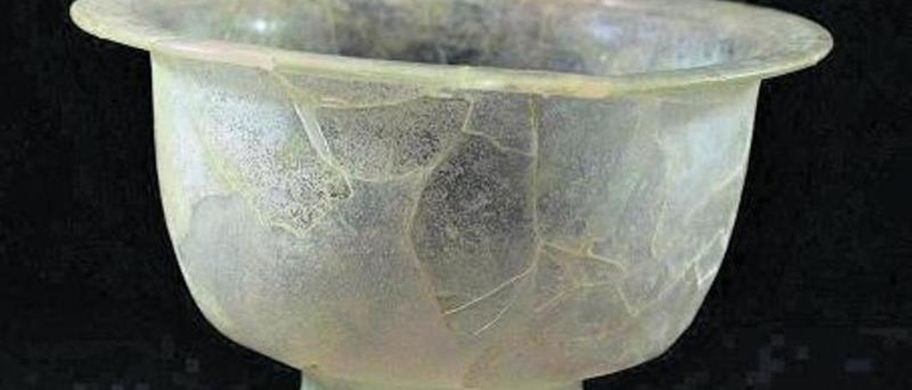 Esta copa blanca fue hallada en un ajuar funerario en s’Illa Plana.