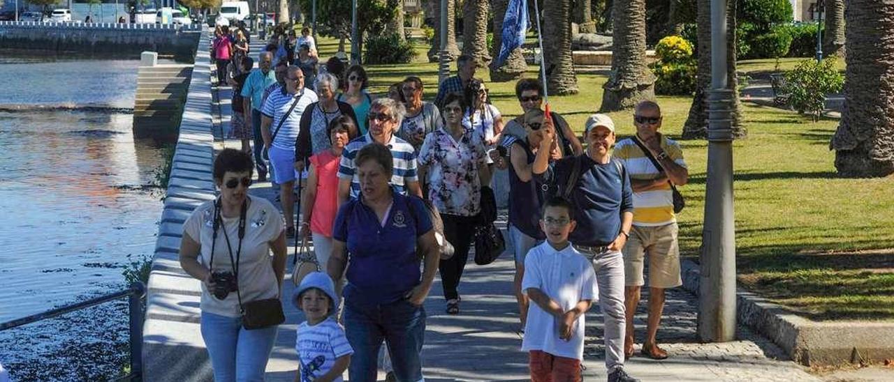 Un grupo organizado tras el guía, que porta un bastón con un pañuelo para ser visible en todo momento. // Iñaki Abella