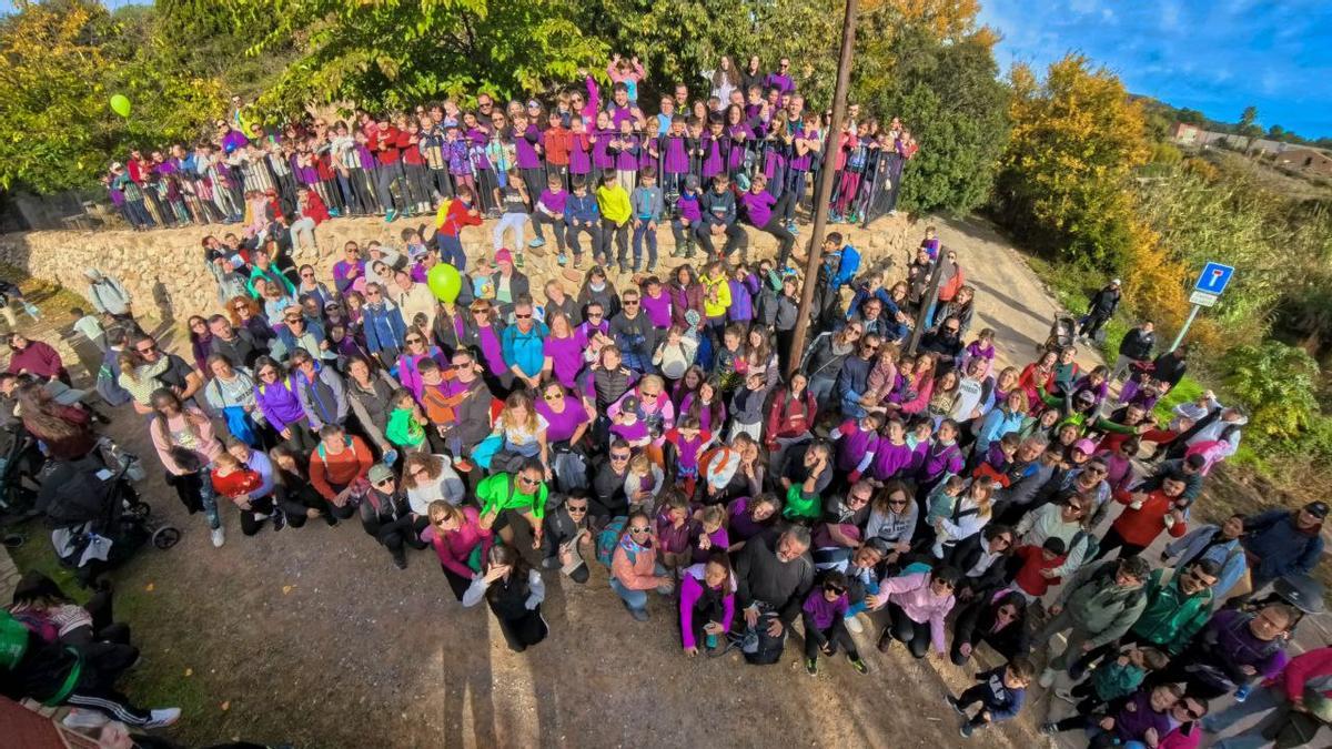 400 voces de Castelló se unen en el monte para exigir un patio escolar digno.