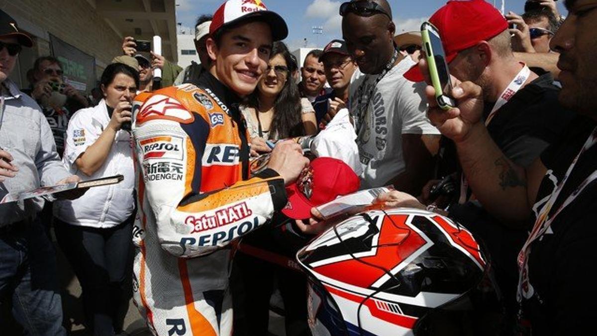 Mar Márquez firma autógrafos en  el circuito de Austin, Texas (EE UU).