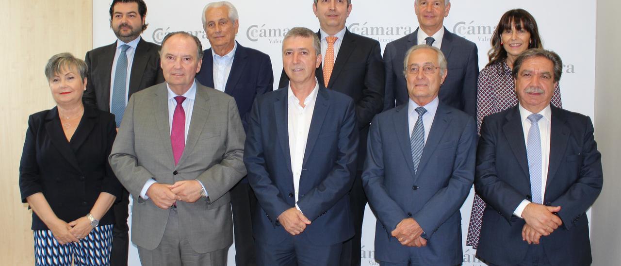 El comité relegido de Cámara Valencia, junto al conseller Climent