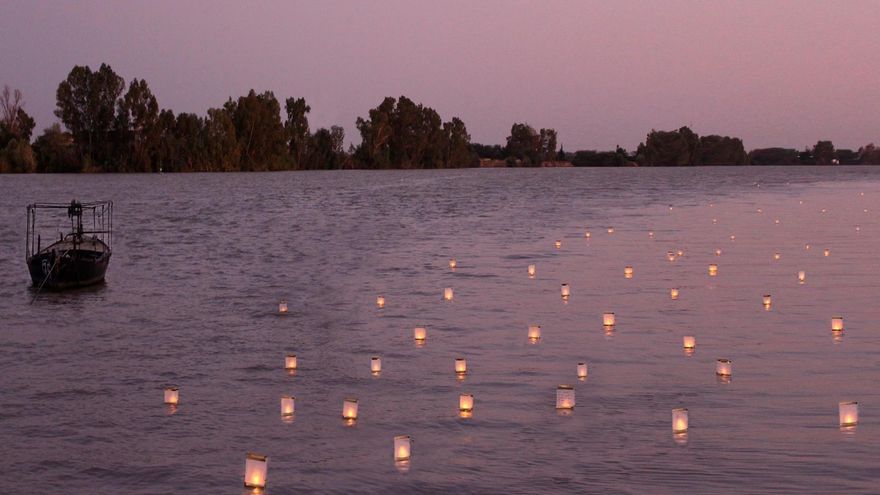 Coria del Río honra sus lazos con Japón: la ceremonia de luces sobre el Guadalquivir vuelve este agosto