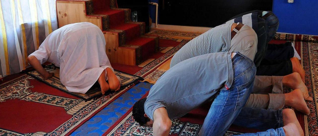 Rezos en la mezquita que 
la comunidad musulmana 
tiene en Lalín.   | // BERNABÉ/JAVIER LALÍN