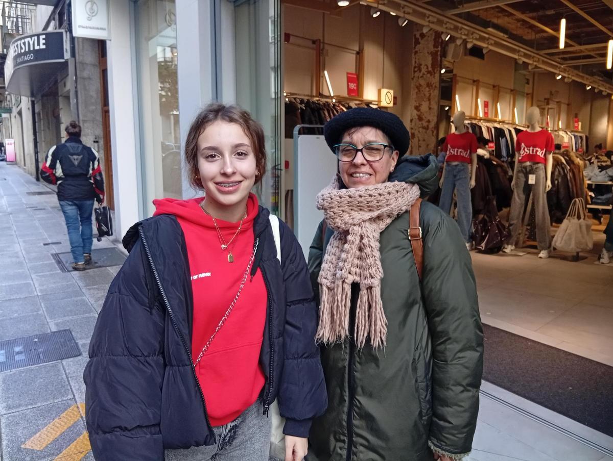 Concha y Rita, madre e hija vecinas de Santiago, este miércoles, tras realizar una compra.