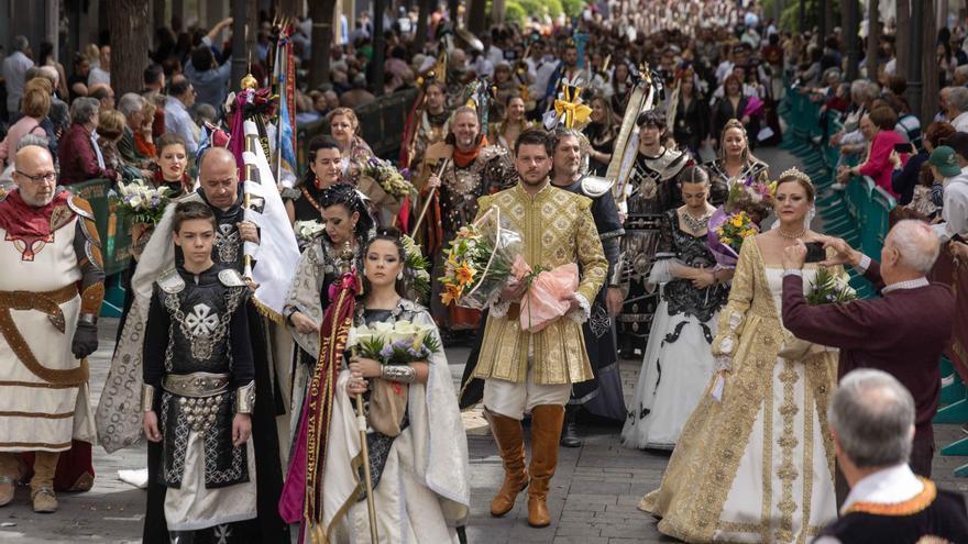 Ofrenda de flores al patrón de San Vicente del Raspeig en las fiestas de Moros y Cristianos