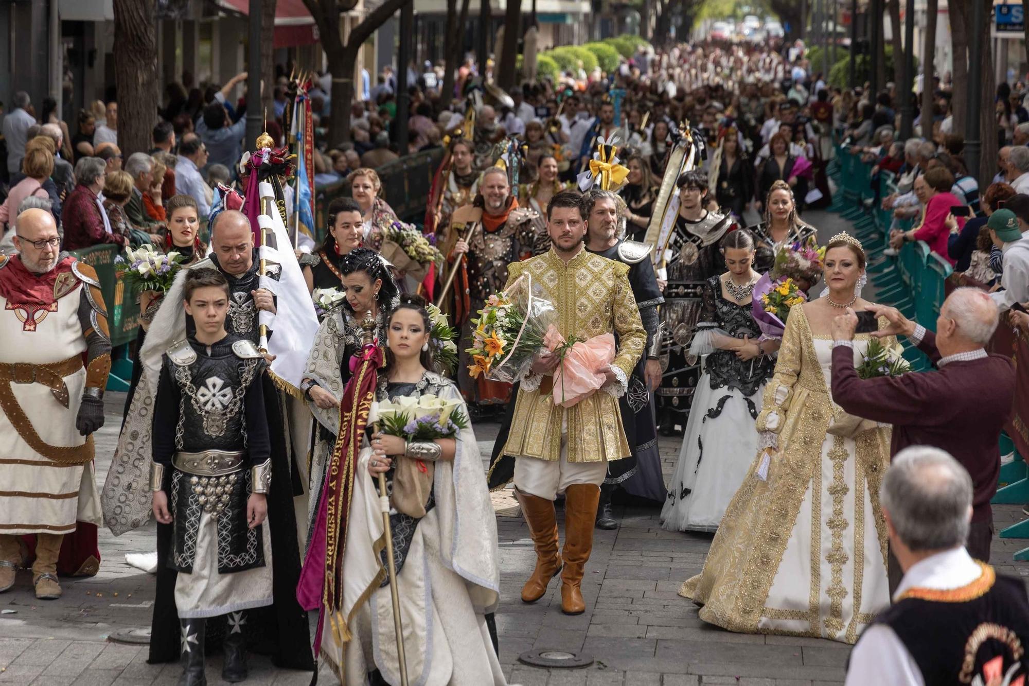 Ofrenda de flores al patrón de San Vicente del Raspeig en las fiestas de Moros y Cristianos