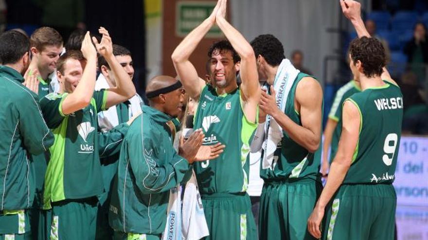 Aíto celebra su partido 900 ganando al Cajasol (86-77)