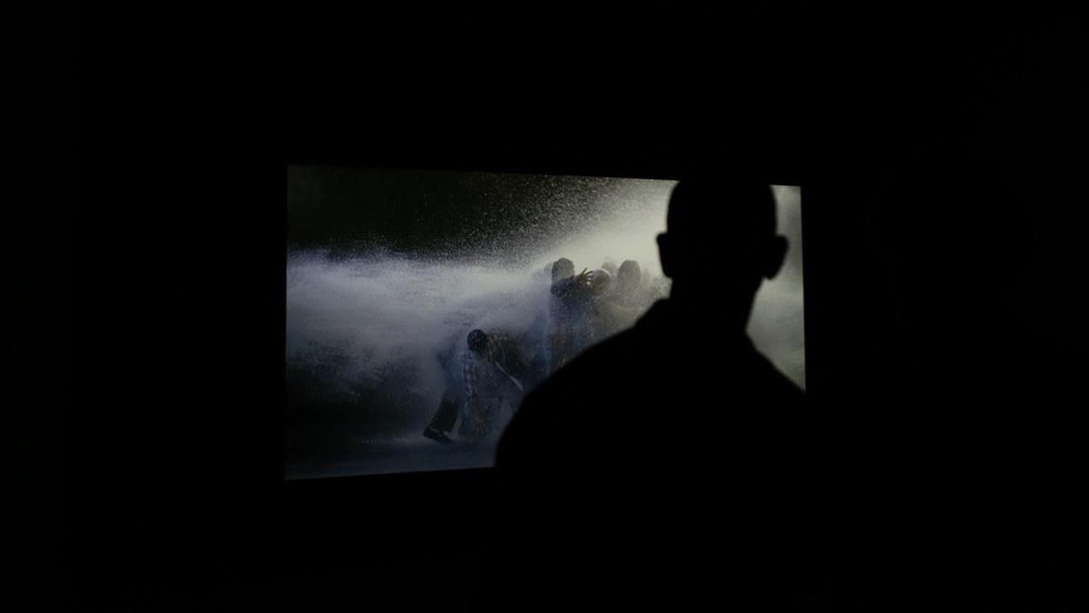 Videoproyección de 'The Raft', de Bill Viola, en la muestra de Caixaforum. 