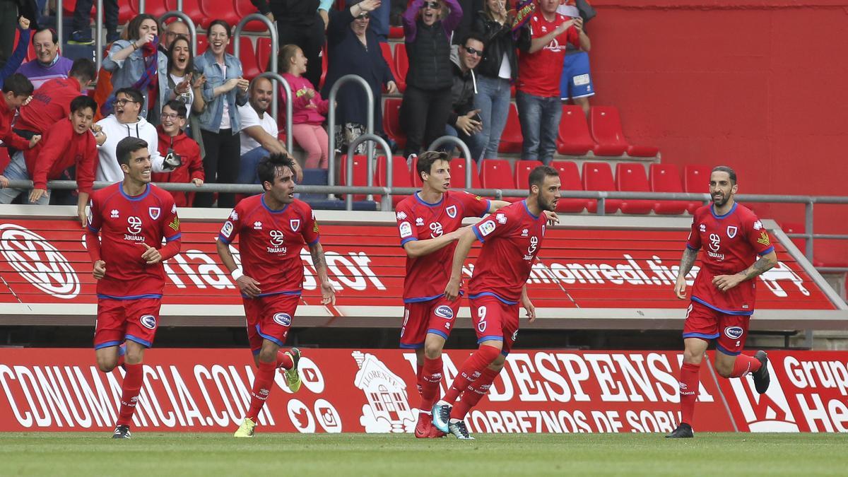 Varios futbolistas del Numancia celebran un gol.