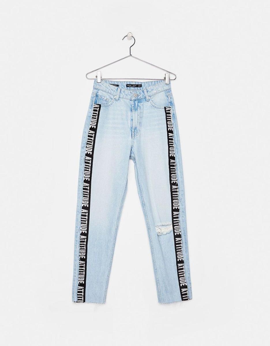Jeans Mom Fit con banda lateral de Bershka. (Precio: 25,99 euros)