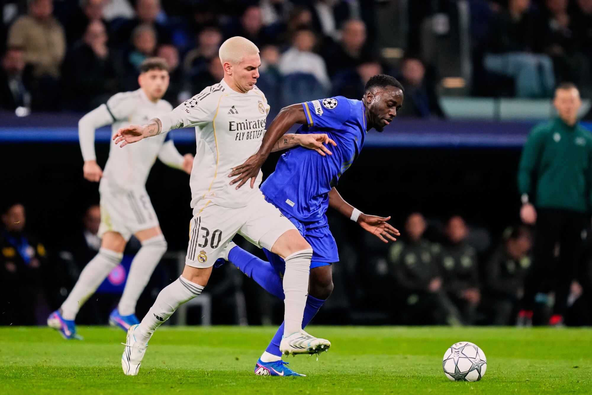 Monaco's Jordan Teze fights for the ball against Real Madrid's Franco Mastantuono during the Champions League opening phase soccer match between Real Madrid and Monaco in Madrid on Tuesday, Jan. 20, 2026. (AP Photo/Jose Breton). EDITORIAL USE ONLY / ONLY ITALY AND SPAIN