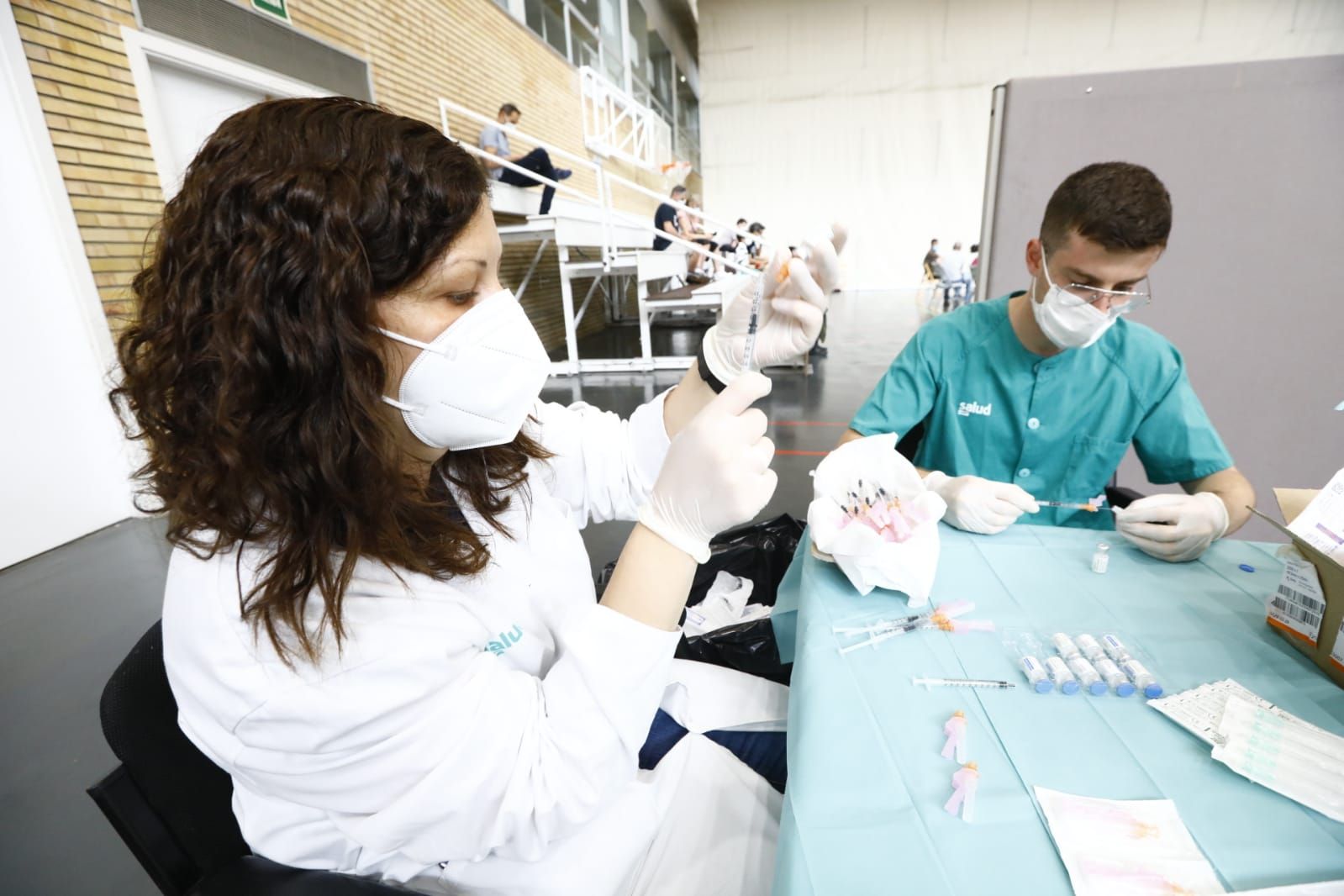 Vacunación masiva con la vacuna de Janssen en el polideportivo de la Universidad de Zaragoza