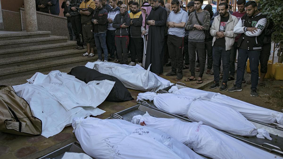 Los familiares lloran la muerte de 32 palestinos en el sur de Gaza tras un ataque de Israel.