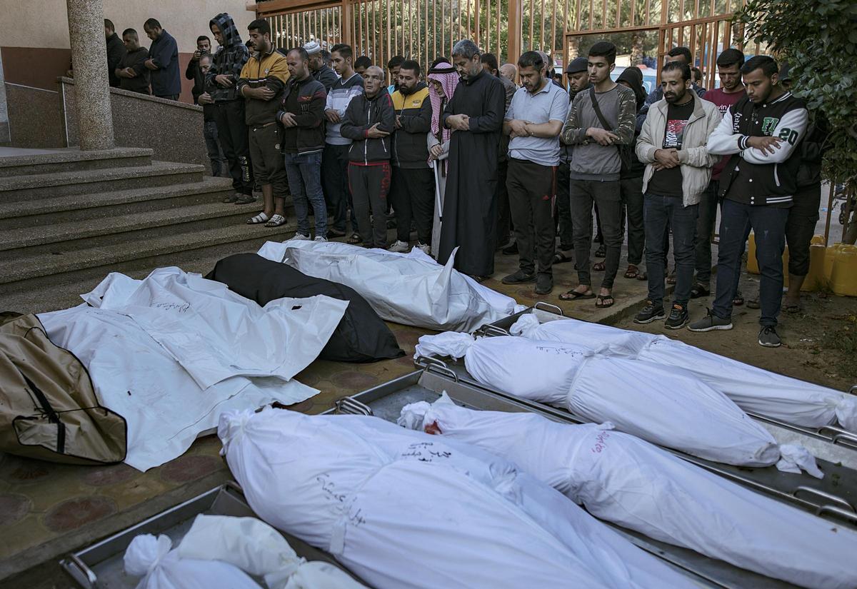 Los familiares lloran la muerte de 32 palestinos en el sur de Gaza tras un ataque de Israel.