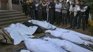 Los familiares lloran la muerte de 32 palestinos en el sur de Gaza tras un ataque de Israel.