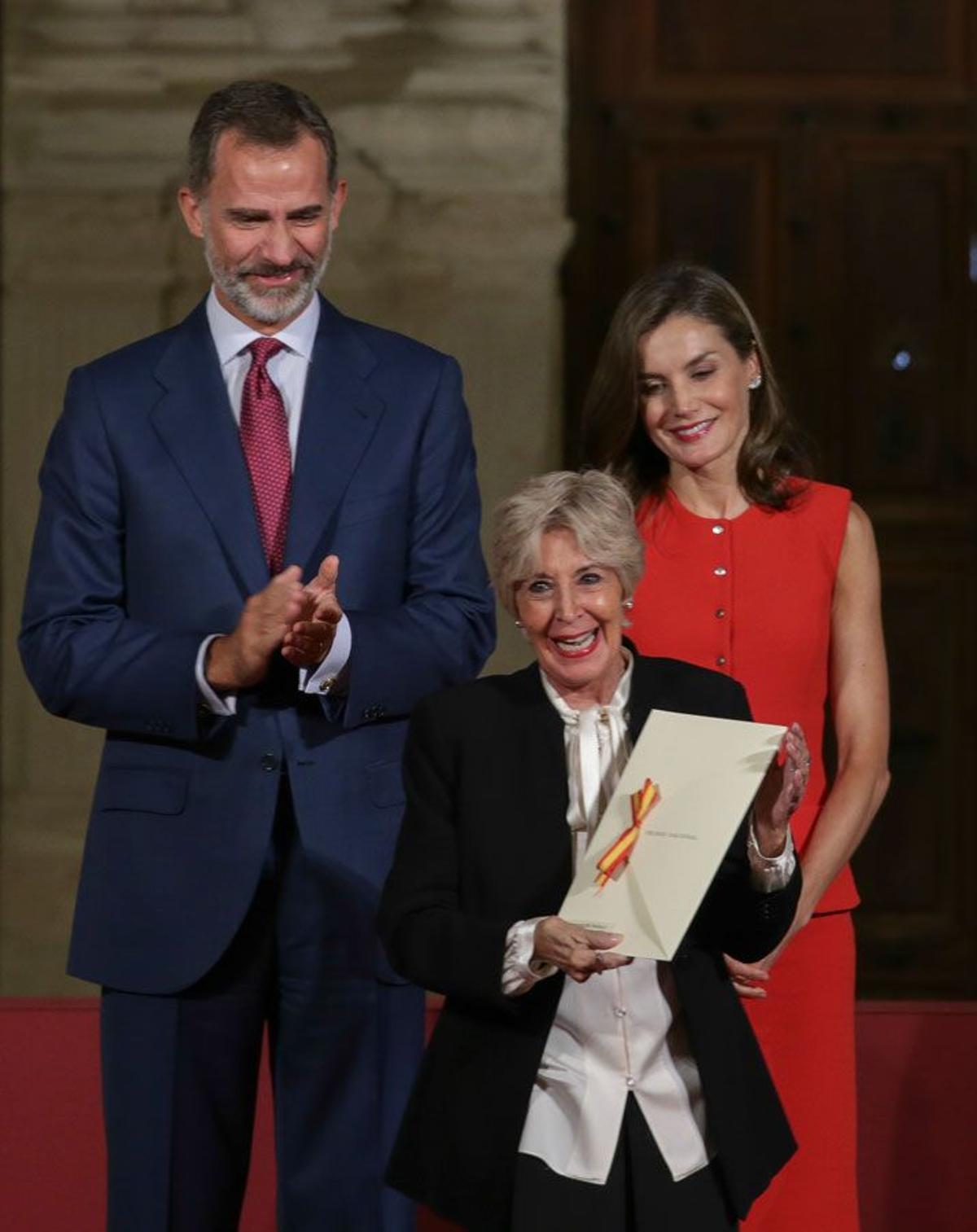 Letizia Ortiz junto a Felipe VI y Concha Velasco