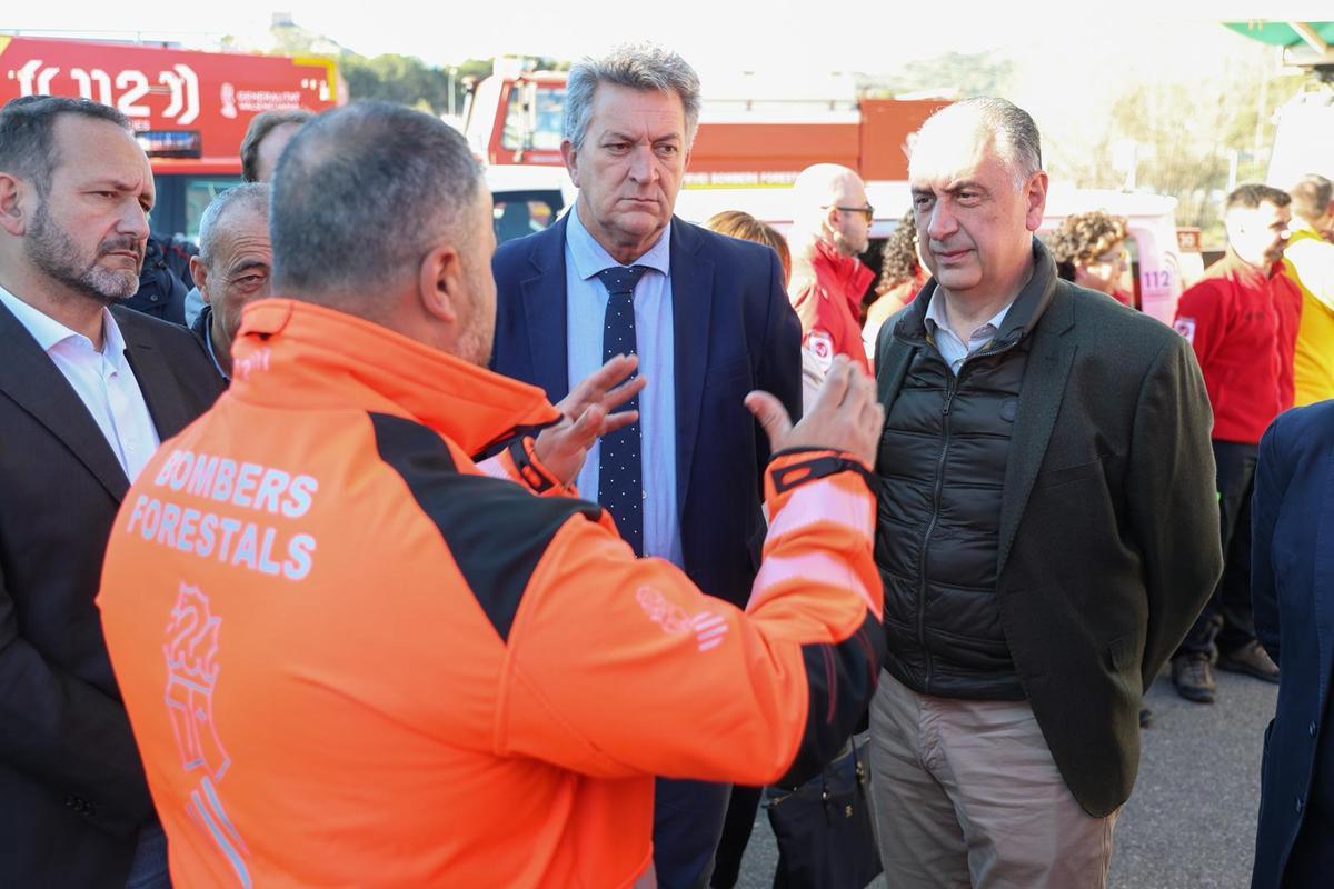 Un bombero forestal conversa con Martínez Mus y Juan Carlos Valderrama.