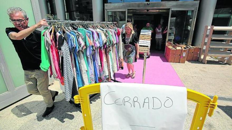 Con la feria clausurada, ayer los comerciantes que quedaban terminaban de recoger.