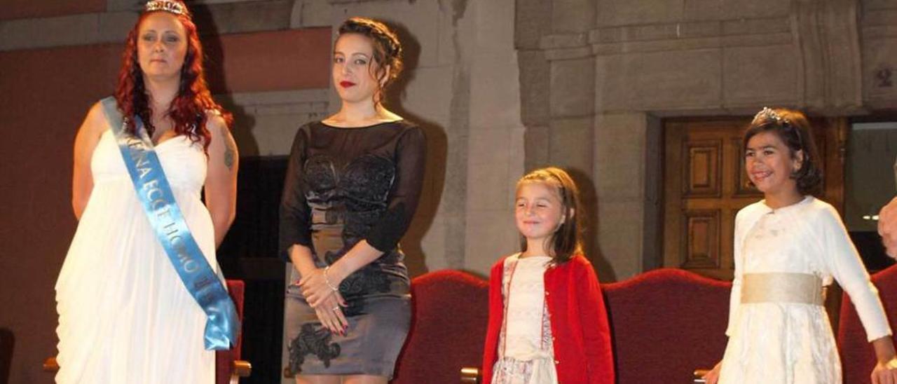 A la izquierda, las reinas de las fiestas: por la izquierda, Jenifer Bragado (reina de 2014), Claudia Sastre (reina de 2015), Ariadna Soriano (autora del cartel de las fiestas) y Lucía Fernández (reinina 2015). A la derecha, público asistente al pregón.