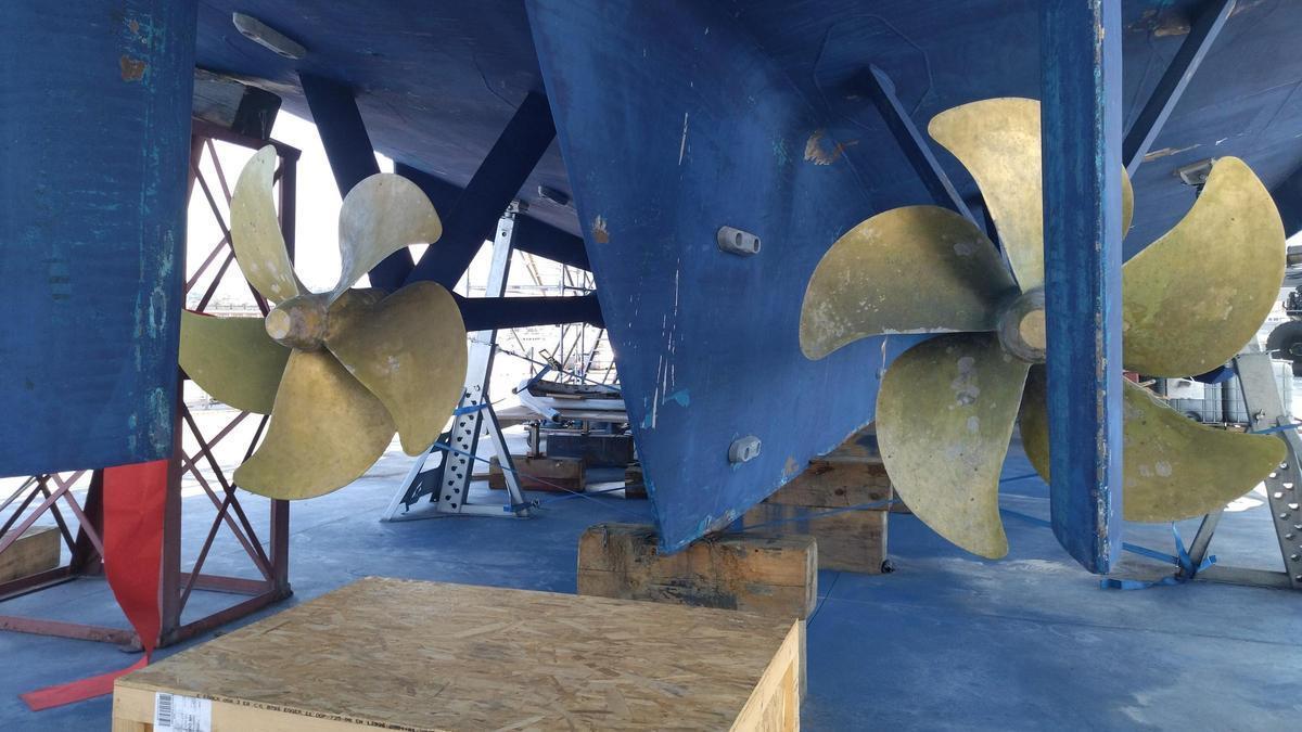 Imagen de archivo de las hélices de un barco al seco en el puerto de Dénia.