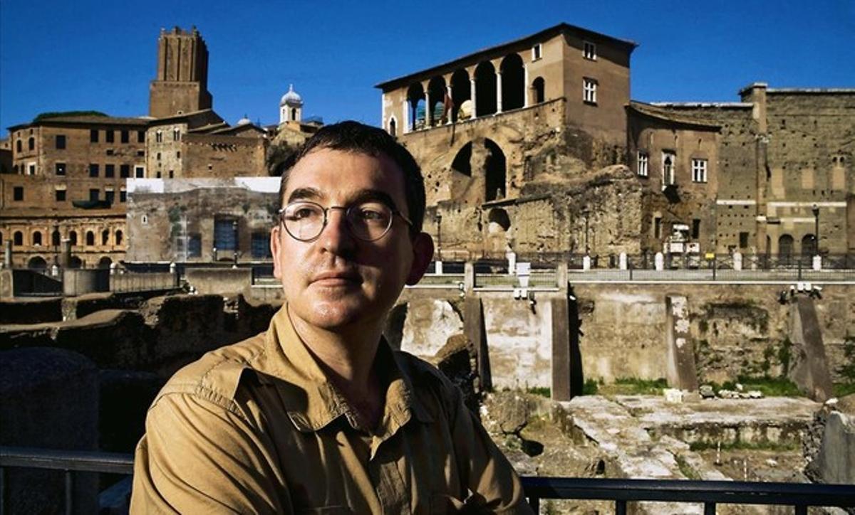 Santiago Posteguillo, frente al foro romano..