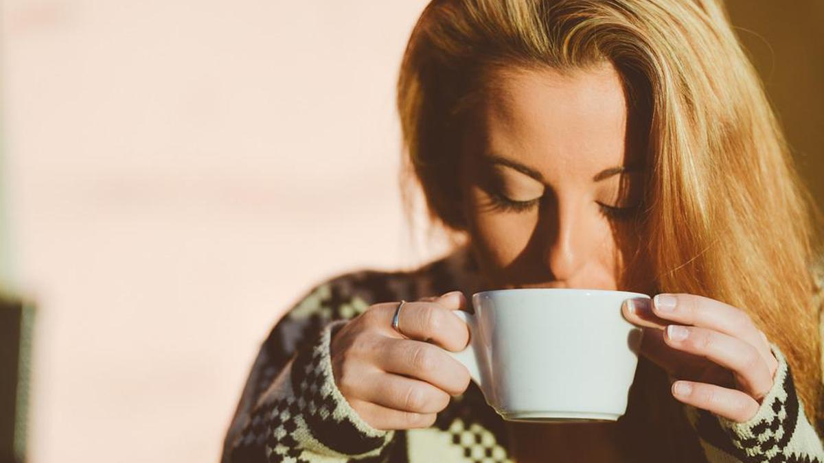 Mujer bebiendo una taza de café