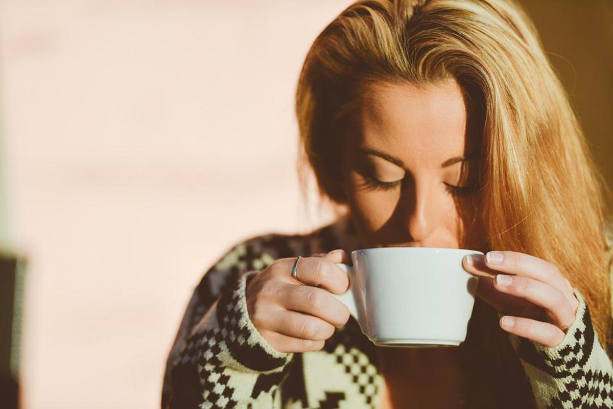 Mujer bebiendo una taza de café
