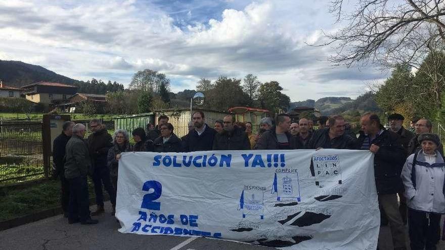 Los trabajadores de Linpac y políticos, ayer, en el corte de la carretera entre Pravia y Salas.