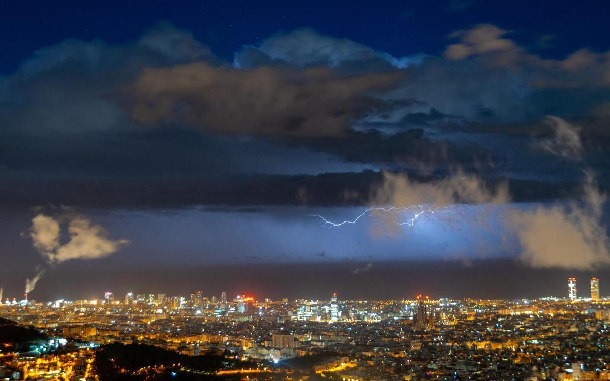 Tormenta mar adentro, de madrugada, frente a Barcelona, el 23 de febrero del 2024