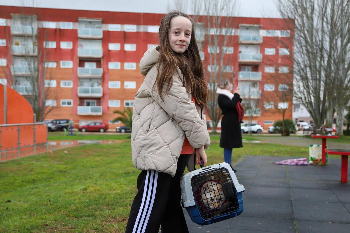 Ariadna con su gato Copitos.