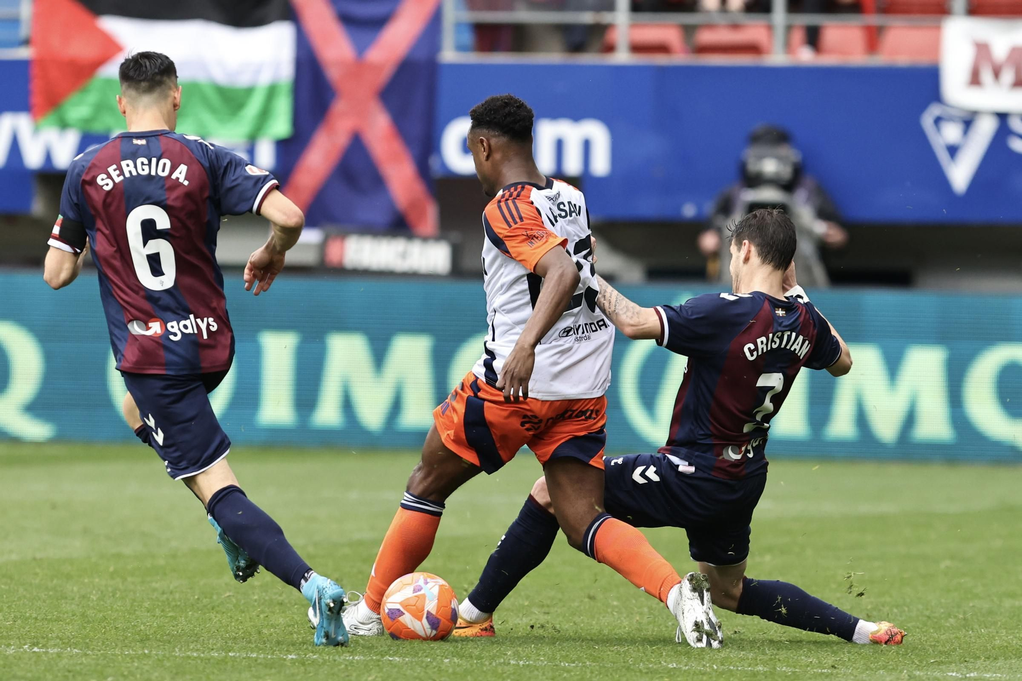 EN IMÁGENES: El partido entre el Eibar y el Real Oviedo