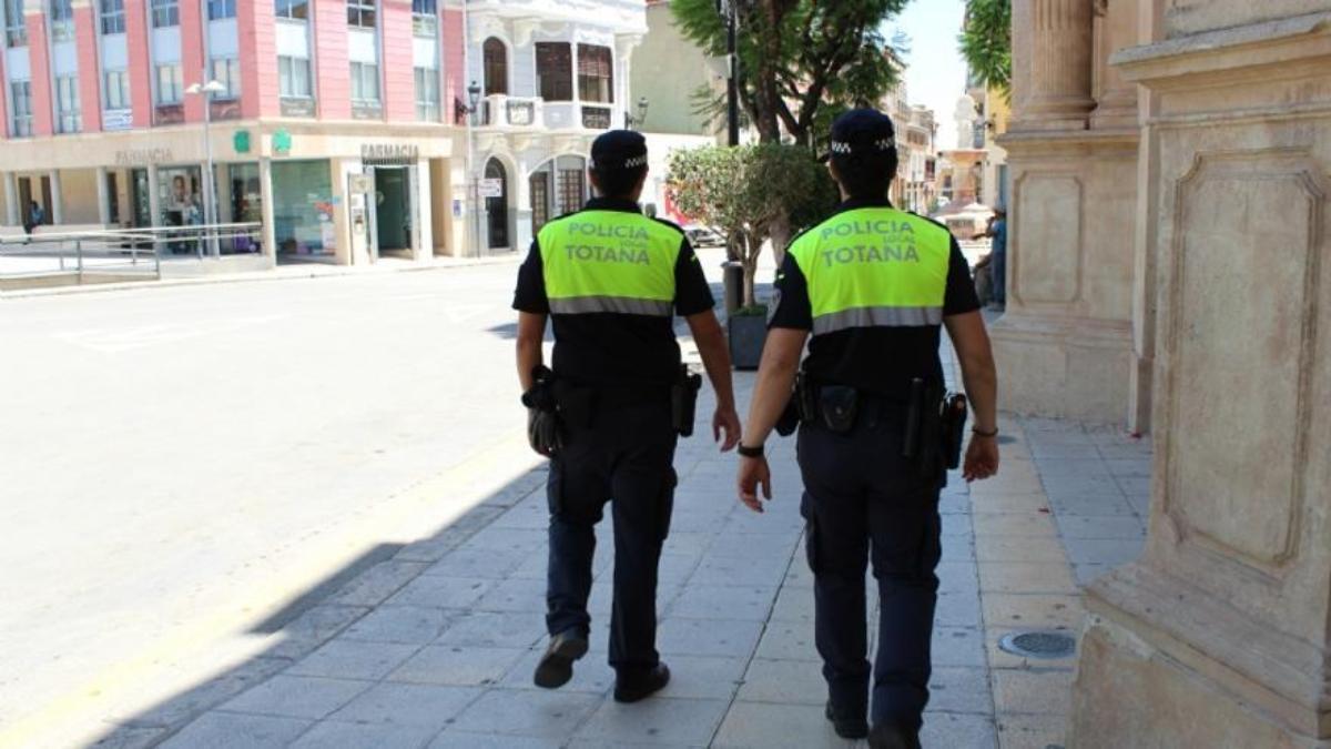 Dos agentes de la Policía Local de Totana, en una imagen de archivo.