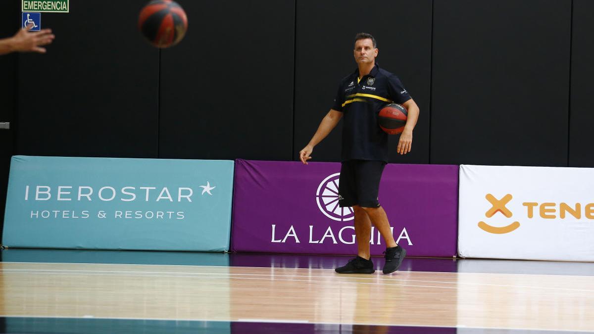 Xisco Sanz observa uno de los entrenamientos del Iberostar Tenerife en Valencia.