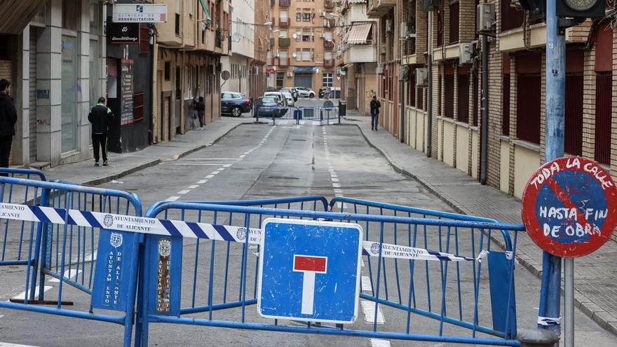 Un mes con la calzada hundida y cortada al tráfico en la calle Pintor Otilio Serrano de Alicante