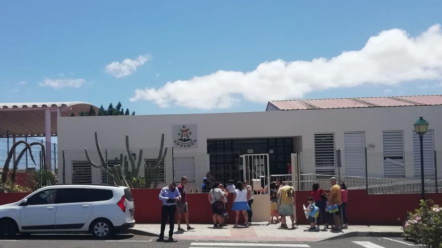 Un grupo de padres y madres ante la entrada principal del colegio público de Antigua. | | LP/DLP