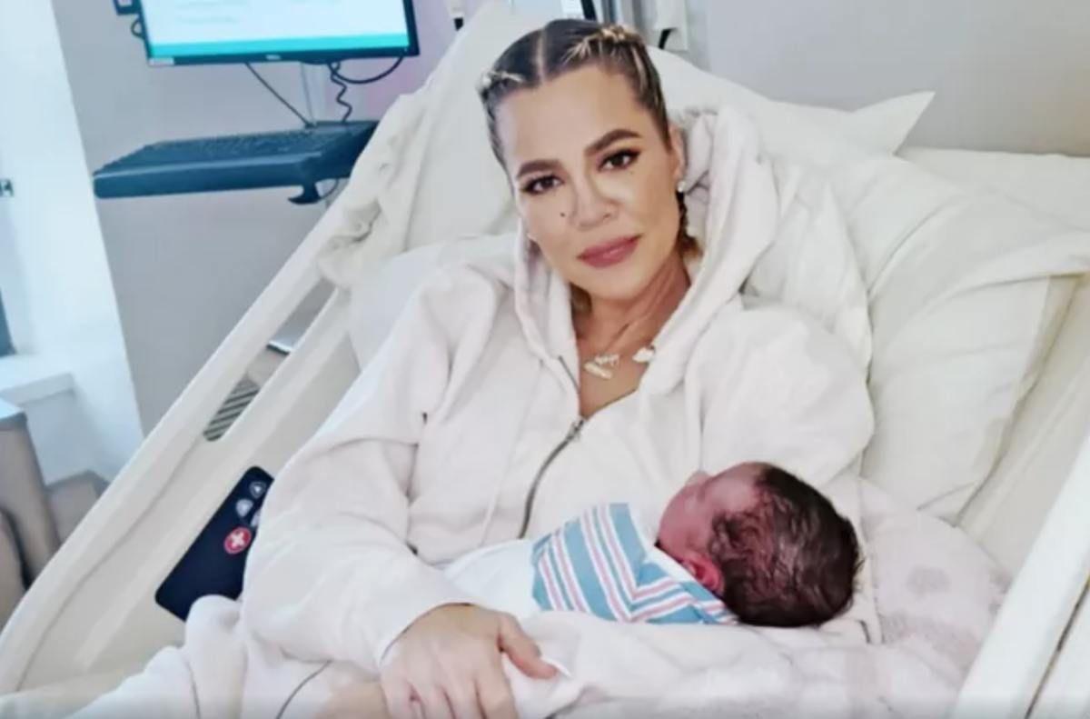 Khloé Kardashian con su bebé en el hospital
